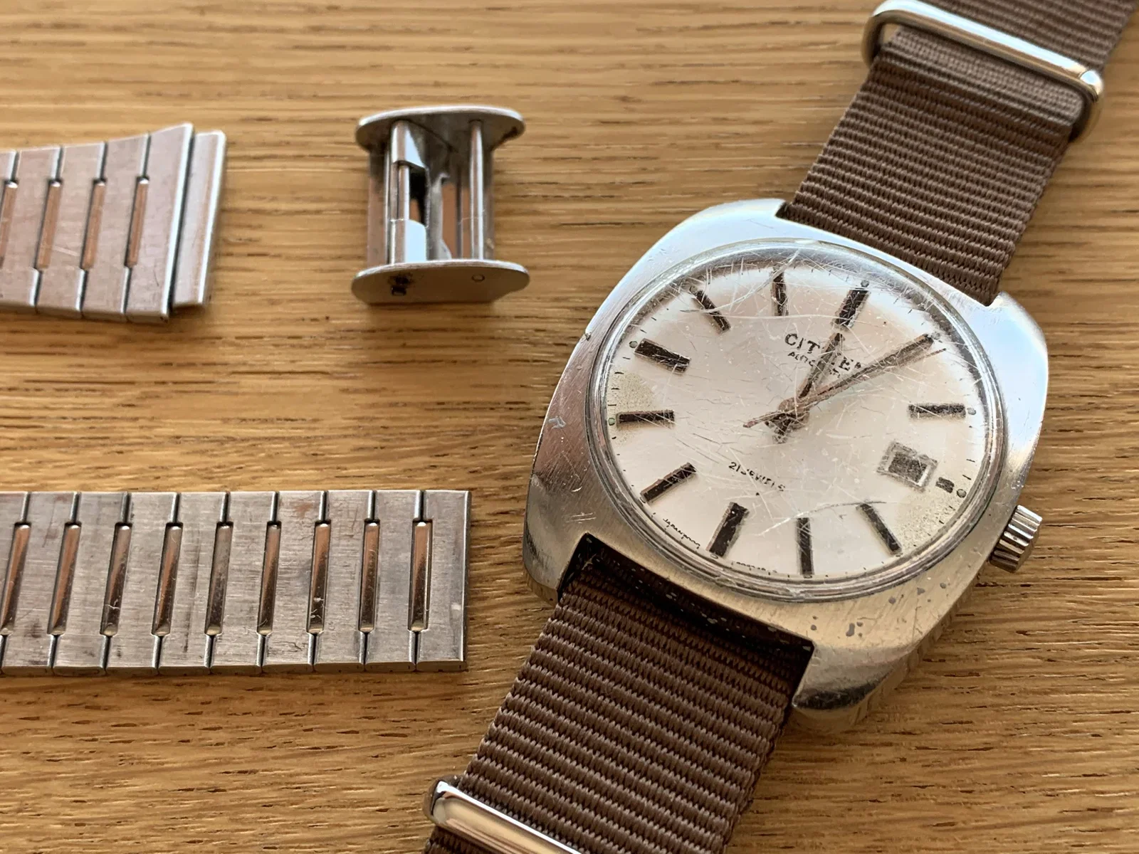 Het originele metalen bandje vervangen voor een nylon NATO-bandje