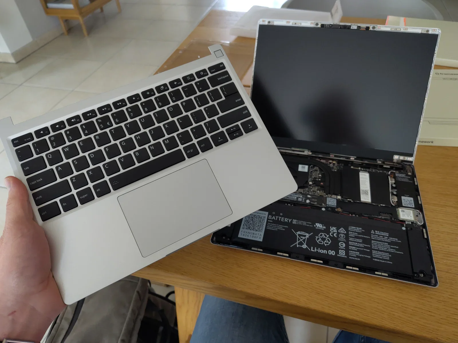 I choose a standard Linux keyboard featuring no Windows but a 'super'-key. I like things SUPER.