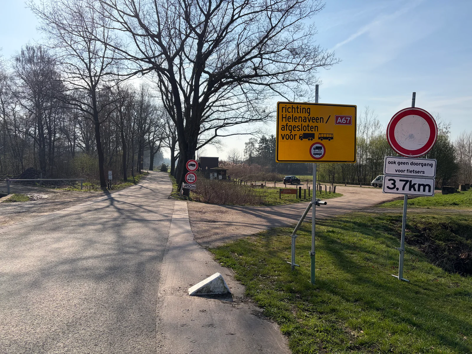 19 maart, de dag van helderheid: een omleidingsbord onderweg, de telefoon in de zak als enige computer