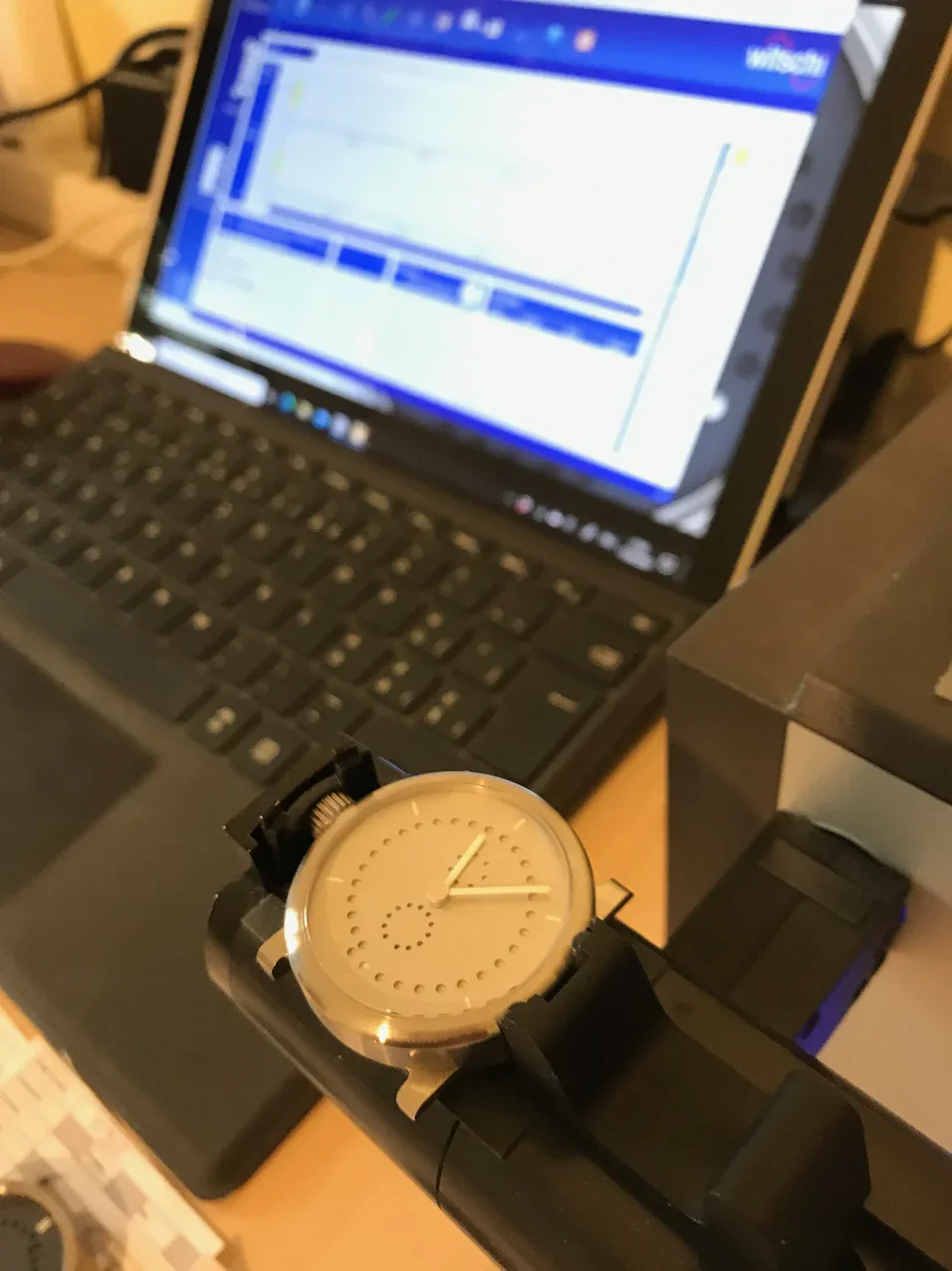 Voordat het horloge Zwitserland verlaat, wordt het getest en gekalibreerd om er zeker van te zijn dat het goed werkt