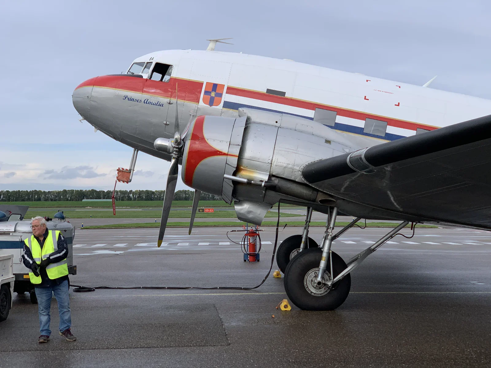 PH-PBA "Prinses Amalia" being prepared for takeoff by DDA volunteers at Lelystad Airport (October 2019)