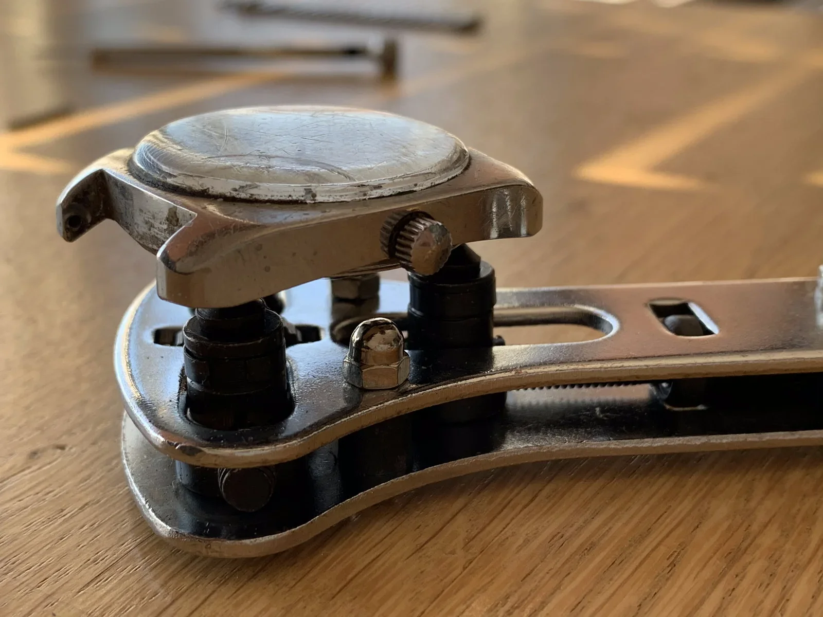 Stel het gereedschap af op de bevestigingspunten op de achterkant van de kast, zodat deze kan worden opengedraaid