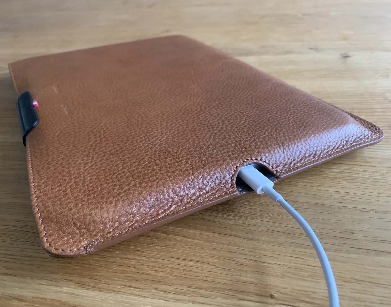De iPad kan worden opgeladen terwijl hij in zijn hoes zit