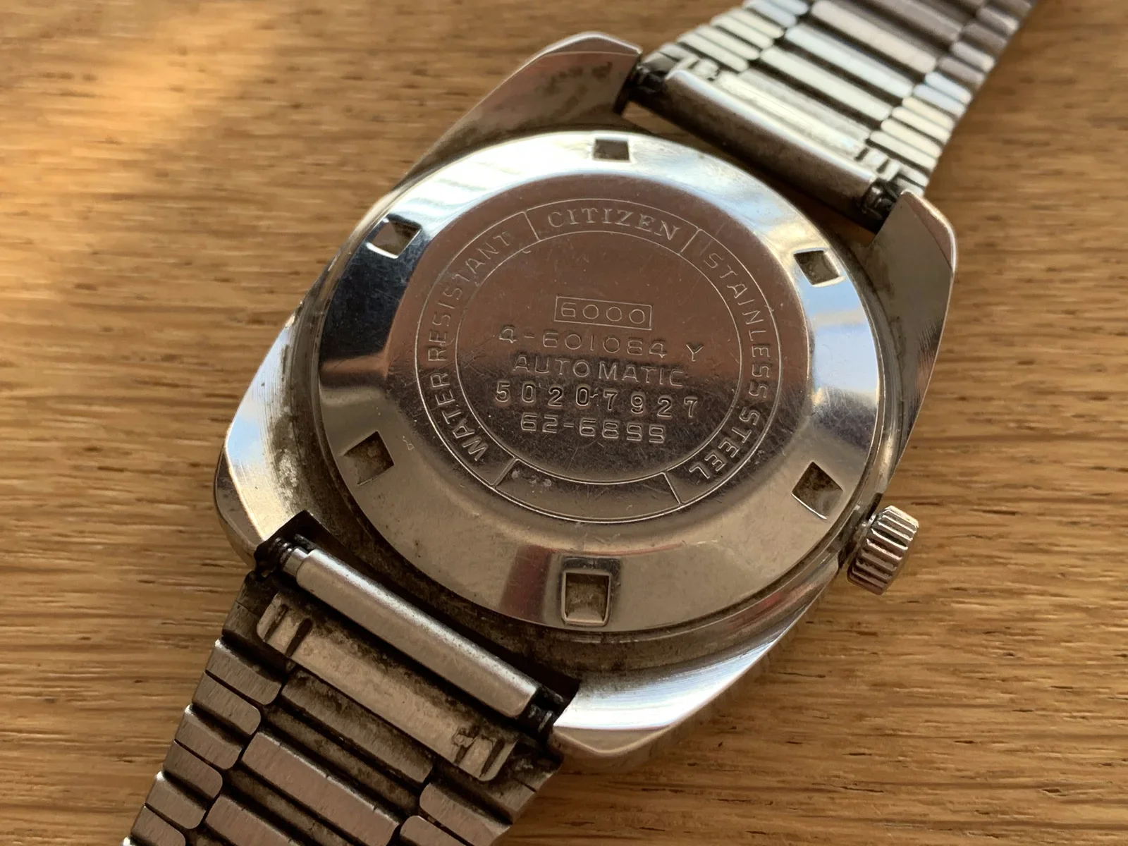 De achterkant van het horloge, met verschillende nummers en markeringen