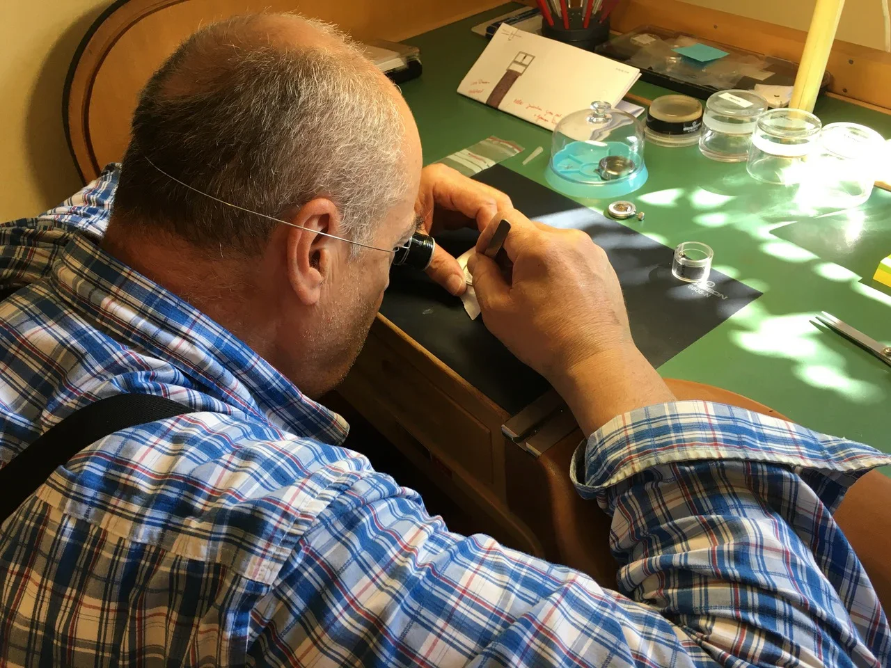 De "maestro" zelf aan het werk aan mijn horloge - dit voelt alsof ik een foto heb van Rembrandt die mijn eigen Nachtwacht schildert!