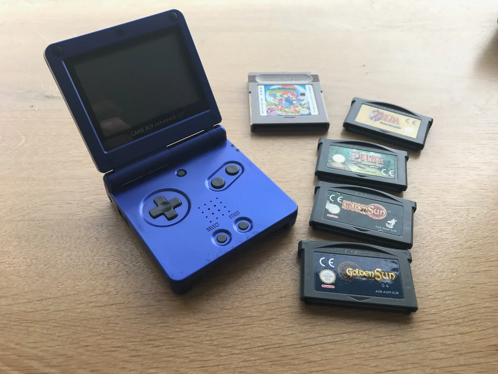 This old Gameboy was broken: it stops working if you "squeeze" it... an indication of some electrical failure.