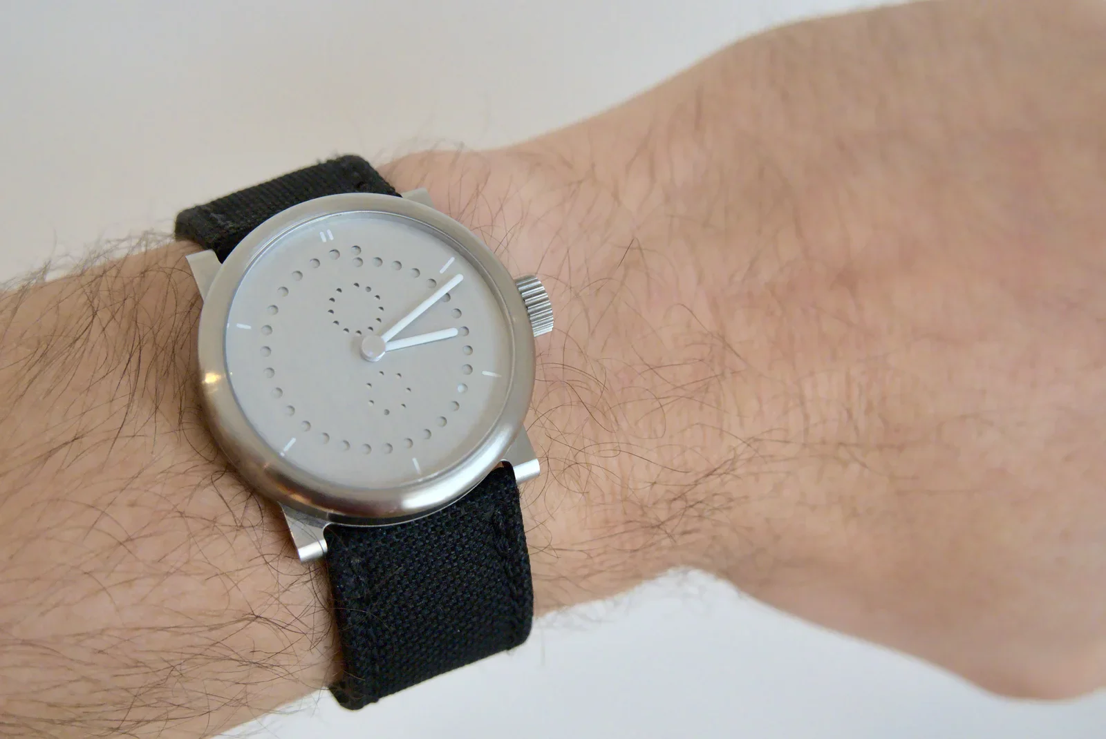 Het verwisselen van de band is eenvoudig en transformeert het horloge - omdat het horloge zelf vrij neutraal is