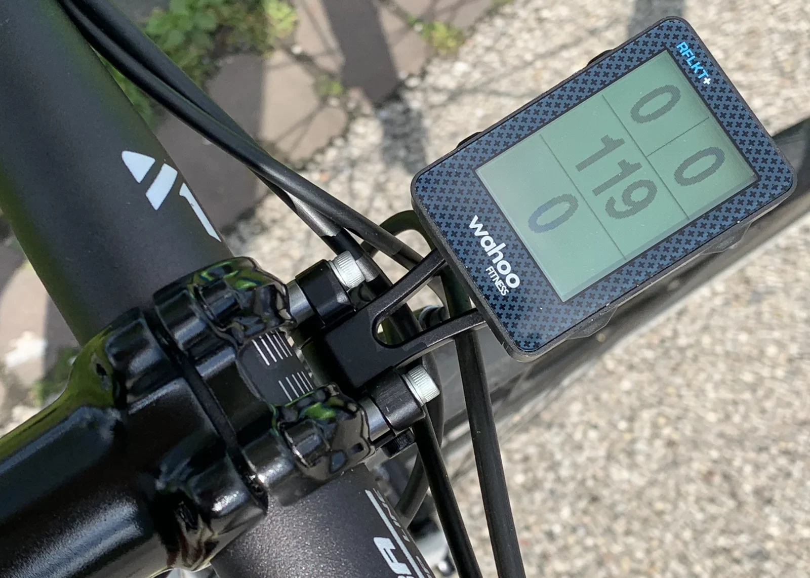 Wahoo RFLKT+ showing realtime data from my bike computer app - obviously I was standing still here... all the zero's (except my heart rate)