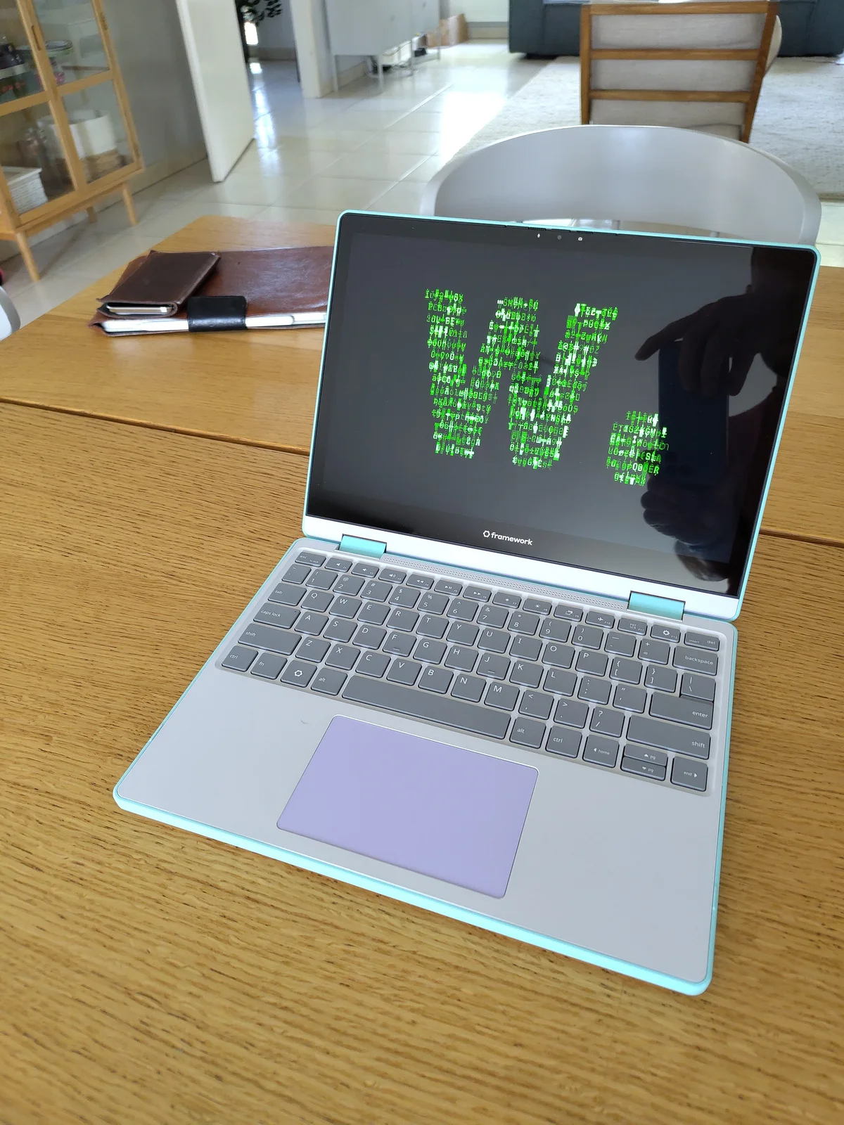 First boot after setup on 25 August: a green W on the workbench