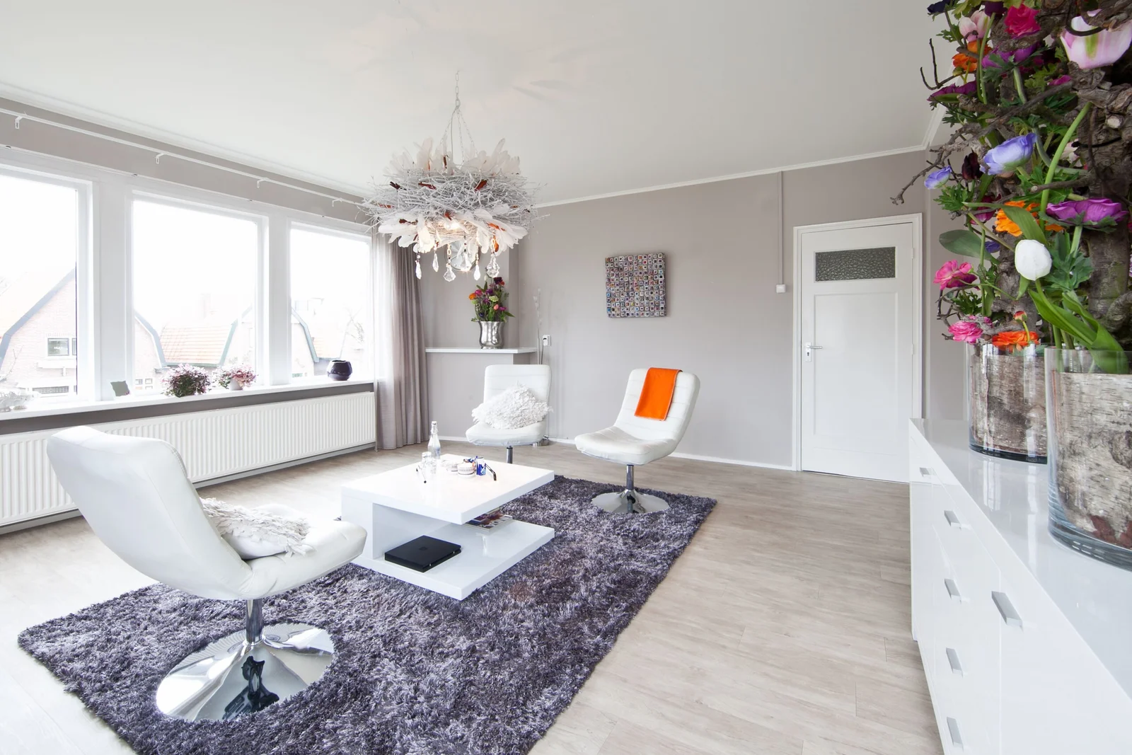 De gesprekskamer: twee stoelen, bloemen en daglicht