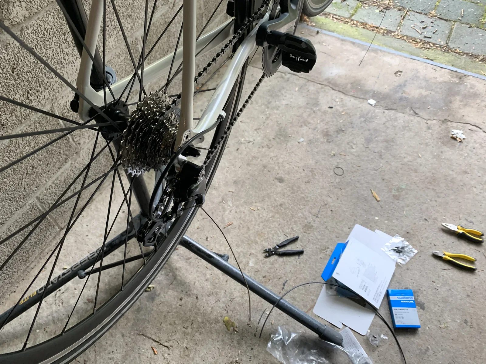 Connecting the cables to the derailleurs