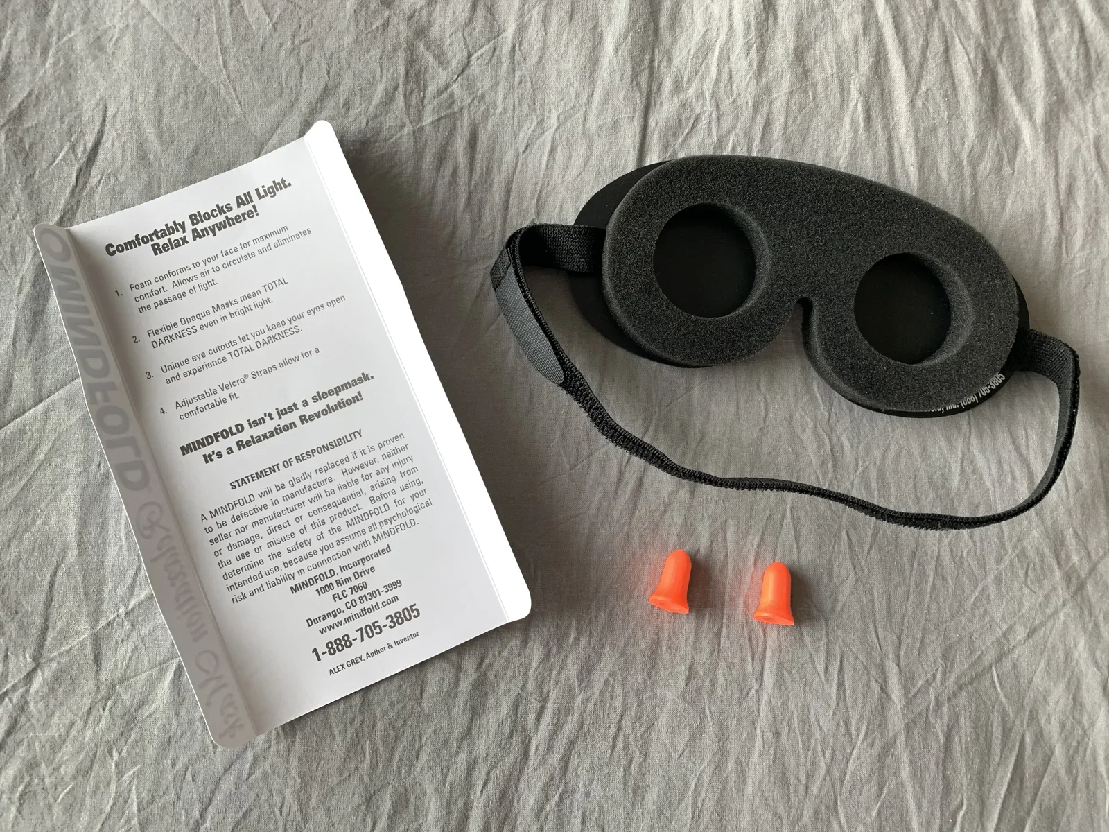 The sleep mask has open spaces covering your eyes, allowing your eyes to open freely (while maintaining darkness): this is a mayor difference with many other masks that sit right on your eye lids