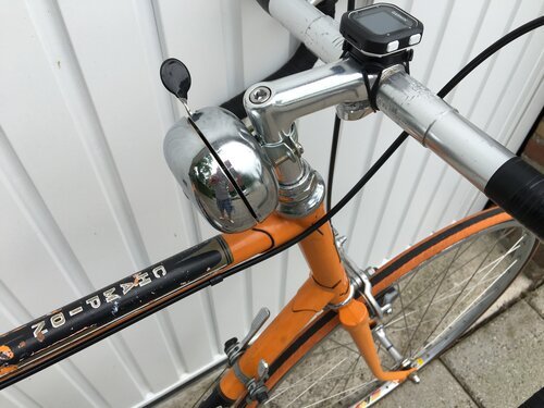 De grote ding-dong-bel is overdreven en de kleine Garmin Edge 25 is een vleugje uit het moderne tijdperk dat ik aan de fiets heb toegevoegd om mijn ritten met GPS vast te leggen