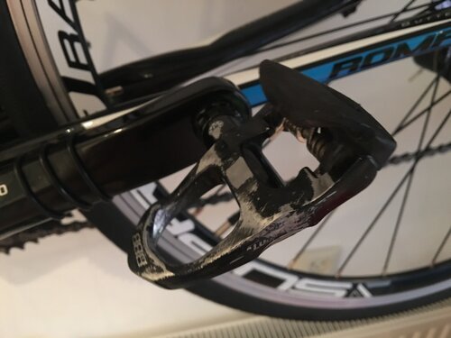 Dit pedaal was nieuw toen ik begon, zo zien duizenden kilometers fietsen eruit op een pedaal.