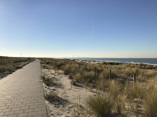 In Nederland is er geen tekort aan dijken. Velen hebben lange, rechte fietspaden erop. Deze is bij
