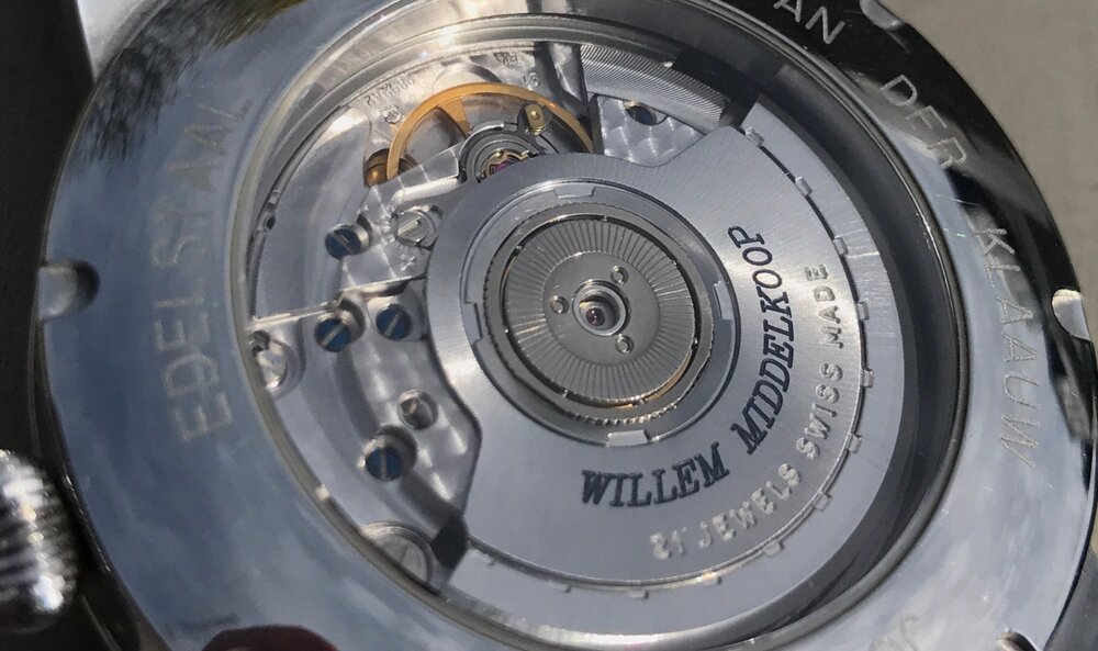 De opwindrotor en het uurwerk van het mechanische horloge, zichtbaar door de saffieren achterkant van de kast