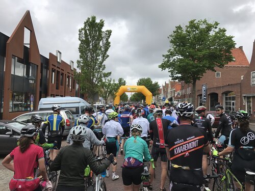Drukke straten bij stempelposten langs de route