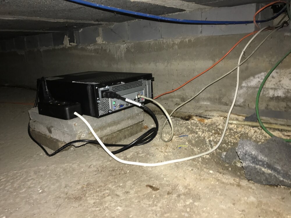 De aangepaste pc staat op een paar betonnen tegels en is verbonden met internet