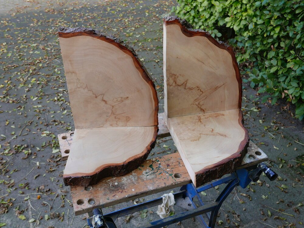 Twee stukken op de werkbank, geverfd.