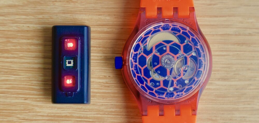 Aan de onderkant zie je de twee rode LED's en de PPG sensor. Net als het Swatch Sistem51 uurwerk is dit verborgen wanneer gedragen op de pols