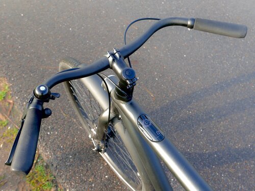 De fiets heeft een sportief stadsstuur en een geïntegreerd touchscreen in het frame