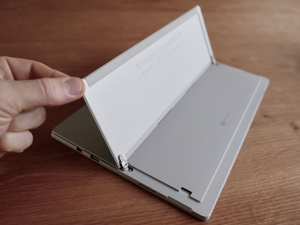 De standaard is een knap staaltje ontwerp en techniek, zowel functioneel als stevig.