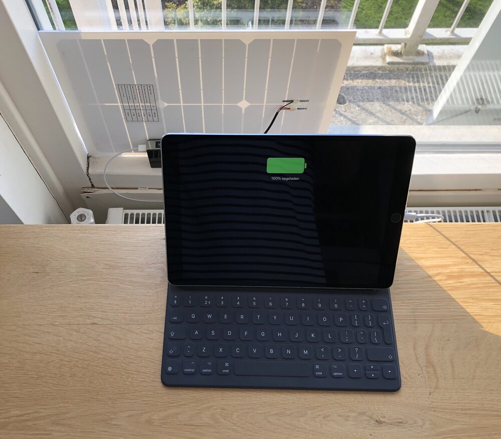 Achter glas geplaatst werkt het paneel, maar de prestaties zijn niet optimaal