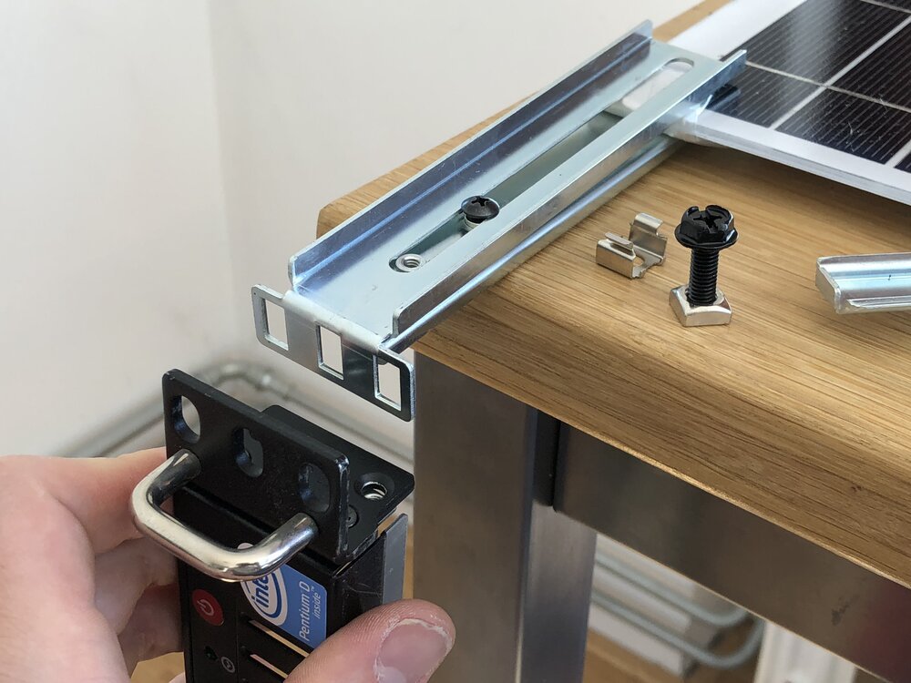 Ooit de voorkant van een server, nu onderdeel van de zonnepaneelbevestiging