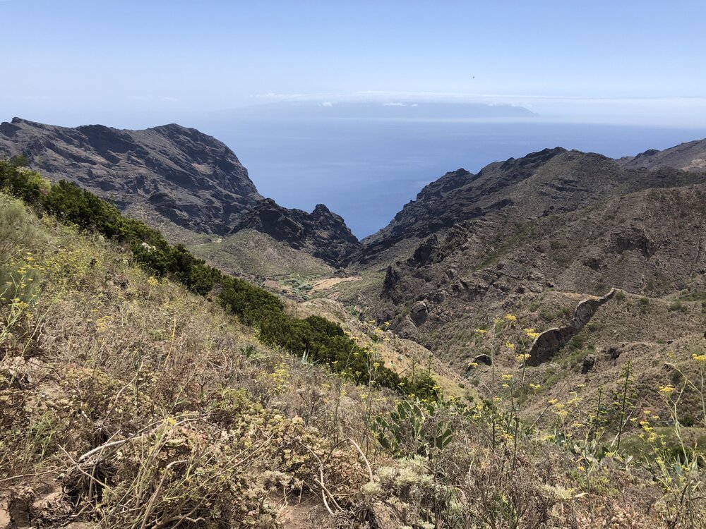 Bovenop het Los Gigantes-massief, met het eiland La Gomera aan de horizon