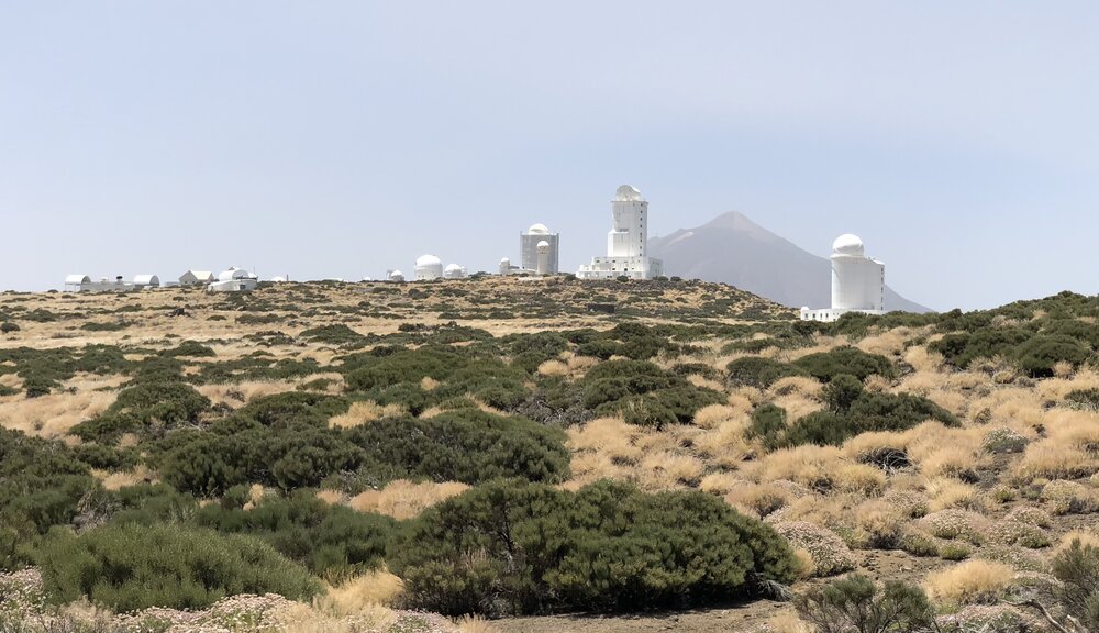 Teide Observatorium met telescopen uit verschillende landen op 2390 meter hoogte