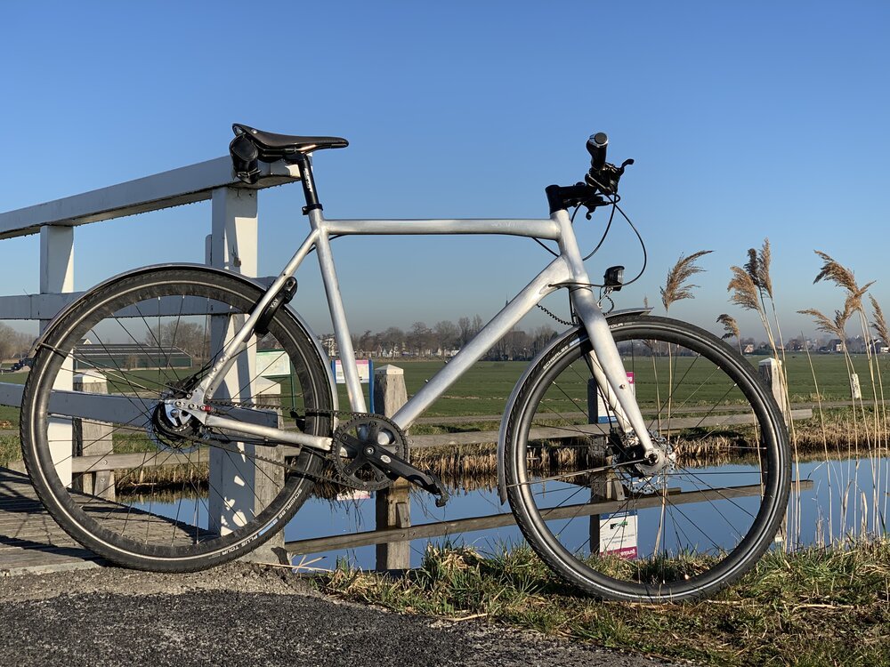 Mijn forenzenfiets, een aangepaste Sensa Cintura met Gates Carbon Drive CDN/CDX, Shimano Alfine en een Schindelhauer stuur