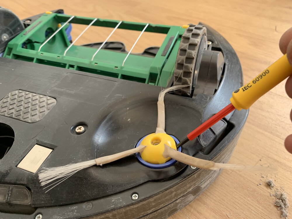 Wiebel de borstel los van zijn centrale as