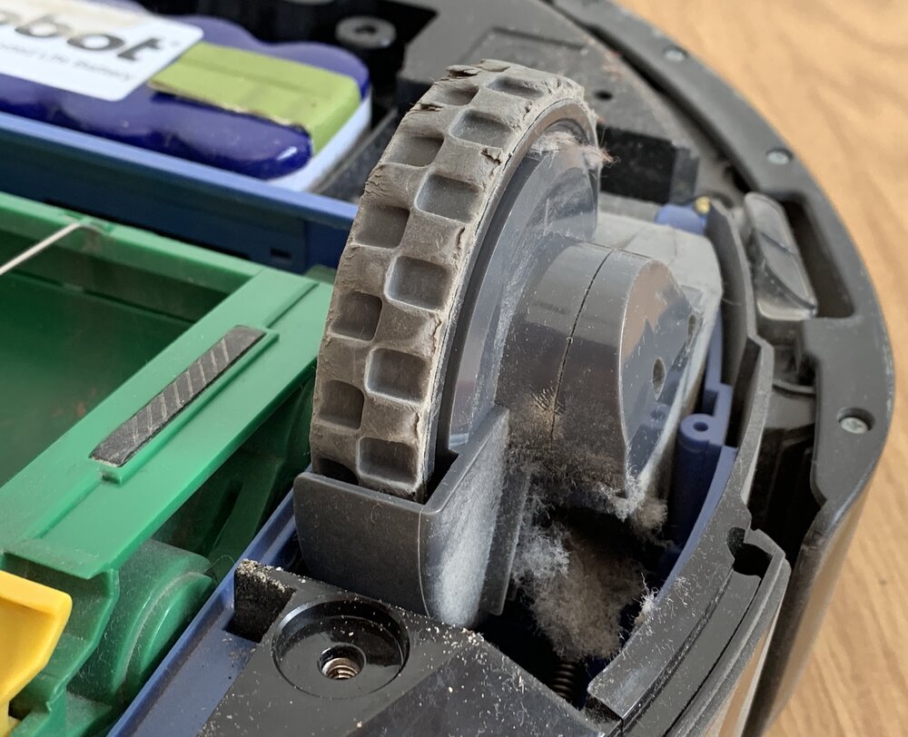 Zorg ervoor dat je de wielbases controleert op stofkonijnen