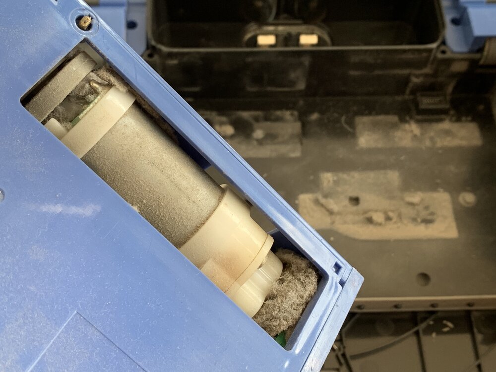 Let op hoeveel stof er rond de motor zit - het is als een warme winterjas...