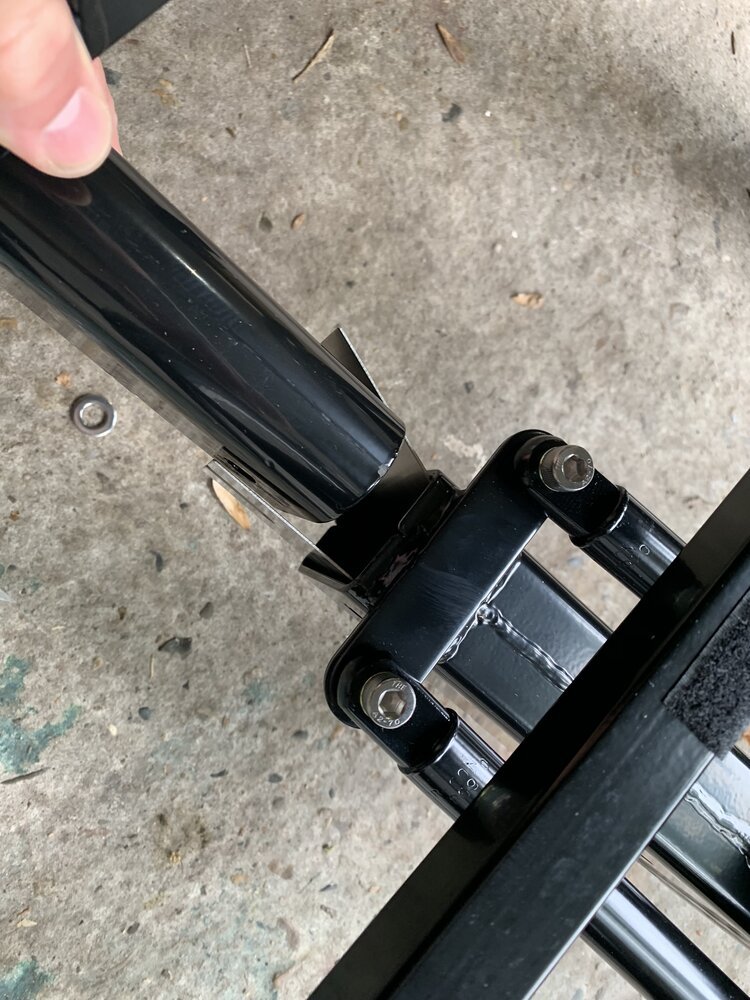 Vulplaatjes erin persen tijdens het verbinden van het achter- en voorkader