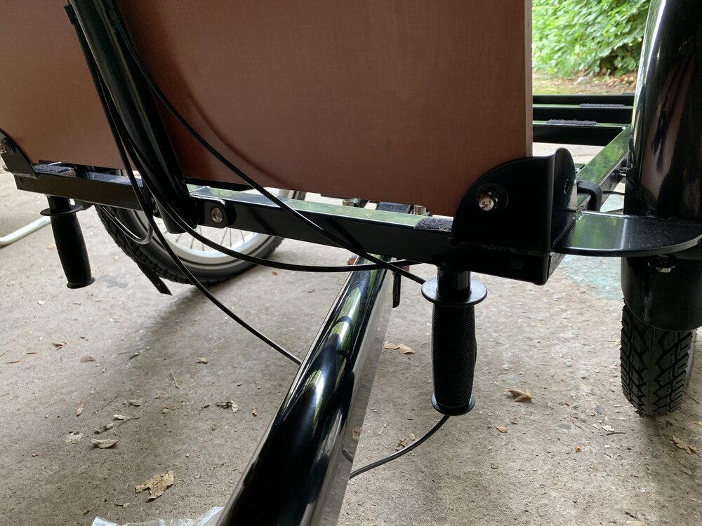 Zorg ervoor dat je het zwenken van de bak test als je de kabels hebt bevestigd