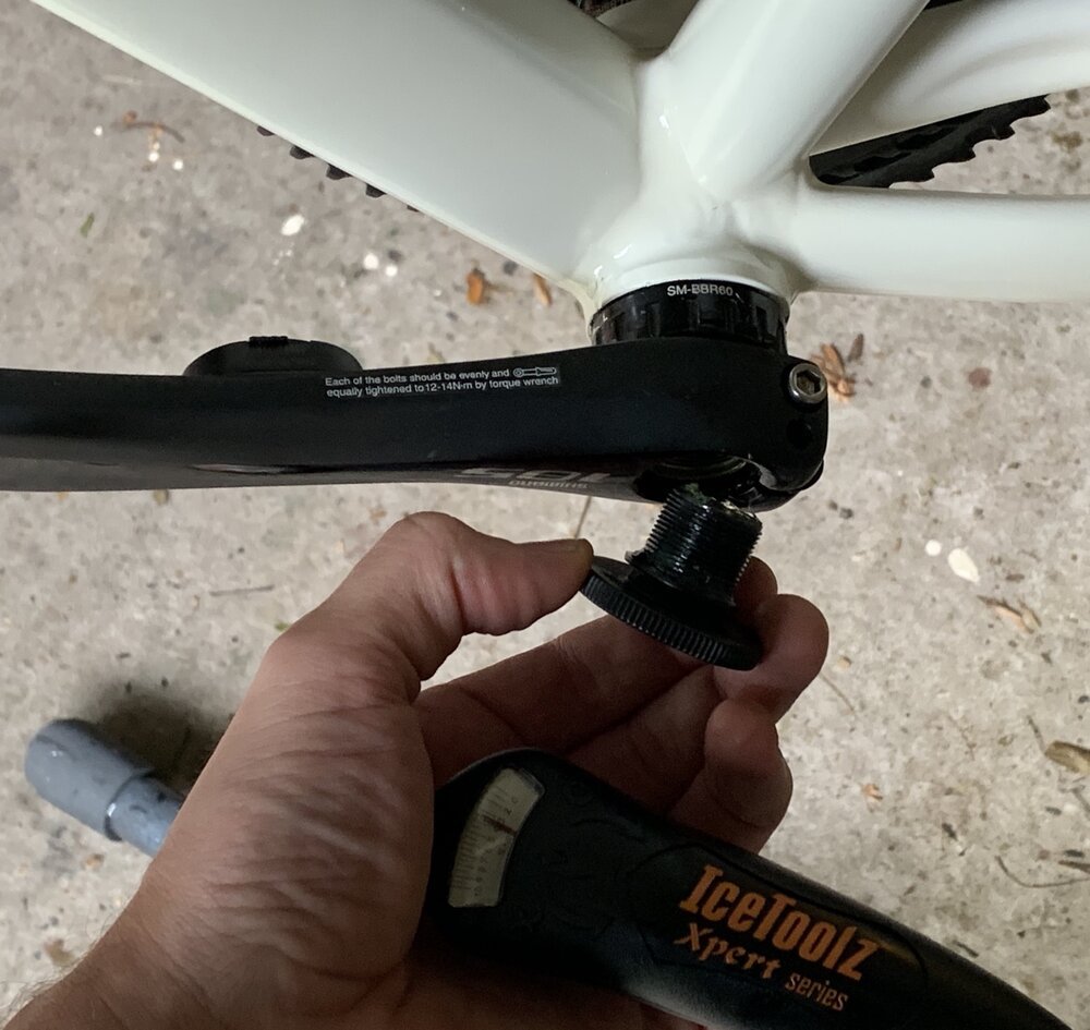 De crank monteren met een momentsleutel en cranksleutel - let op de geschreven instructies op de crank