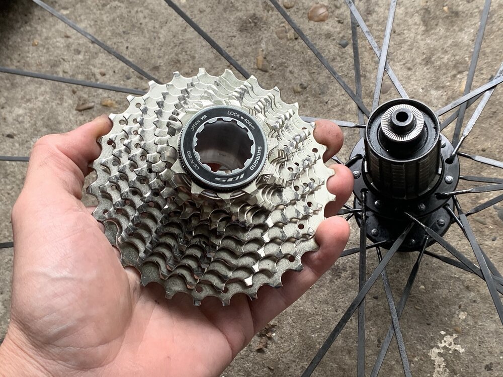 Het monteren van de cassette is eenvoudig als je deze uitlijnt met het patroon van de achteras