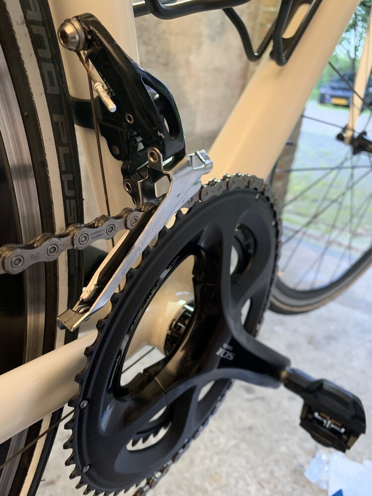 Voorderailleur verbonden met de schakelkabel