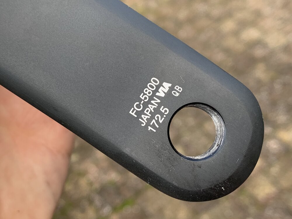 De crankarm heeft het model en de lengte erop geschreven, op mijn fiets is dat: FC-5800, 172.5MM