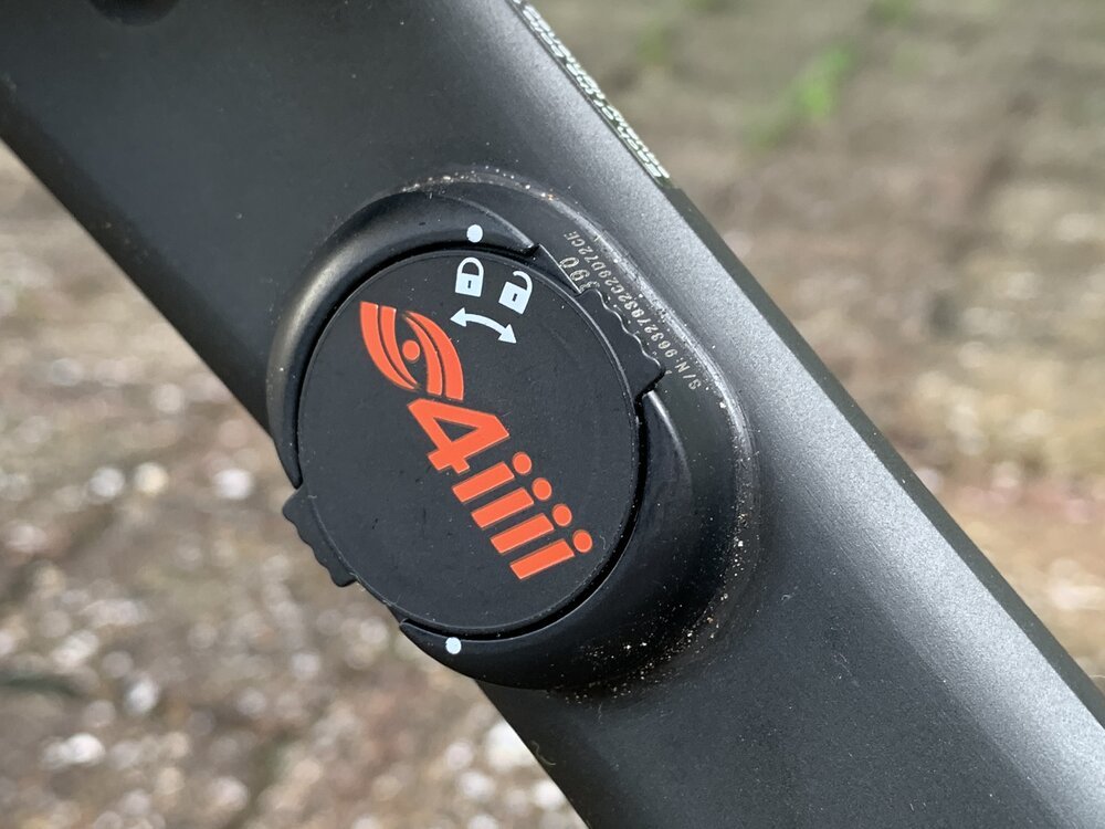 Zorg ervoor dat de batterij is geplaatst en het afdekplaatje is vergrendeld