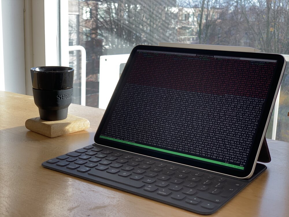 iPad Pro als mijn hoofdcomputer verbonden met een terminal via Blink