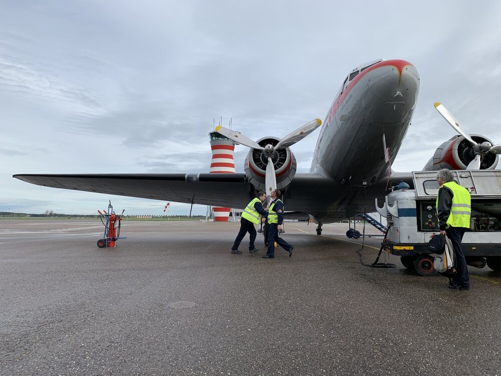 Vrijwilligers bereiden de Pratt & Whitney R-1830 Twin Wasp vliegtuigmotoren voor op ontsteking