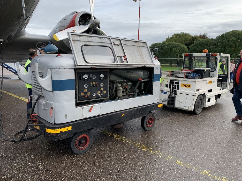 Elektrische generator, aangedreven door een Duits gebouwde Deutz dieselmotor, gebruikt om de R-1830 motoren te starten