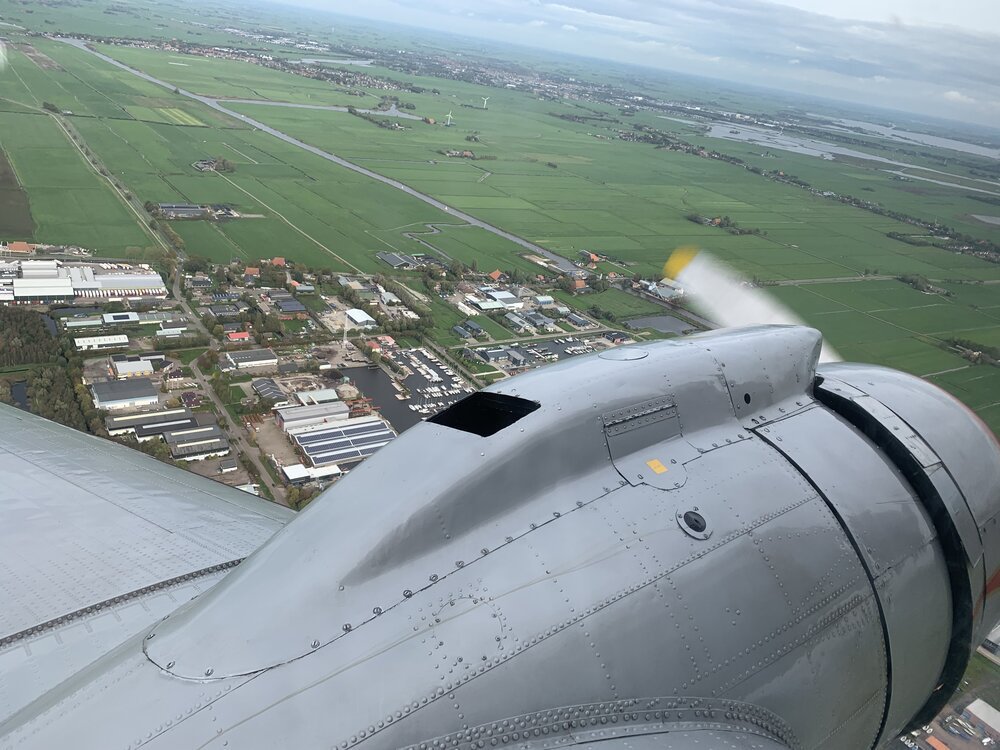 Vliegen over het dorp Heeg met IJlst en Sneek zichtbaar aan de horizon