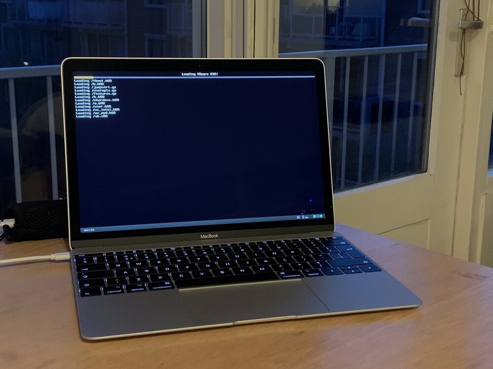 MacBook fungeert als monitor en toetsenbord van de server