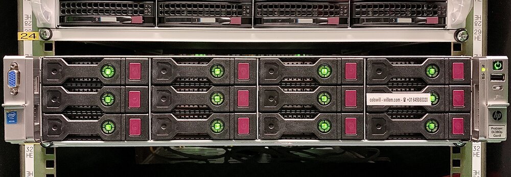 Server aangesloten en online in het datacenter