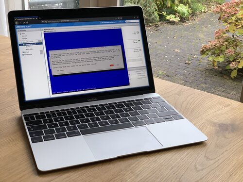 MacBook verbonden met de server in het datacenter via VMWare ESXi - GRUB bootloader installeren op een virtuele Debian GNU/Linux server