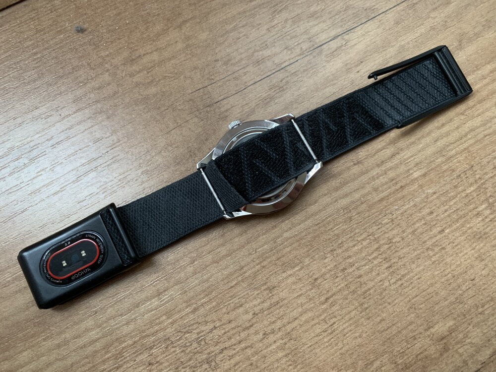 Je kunt de WHOOP band aan je horloge bevestigen op een vergelijkbare manier als dat NATO-banden door de lugs worden gevouwen