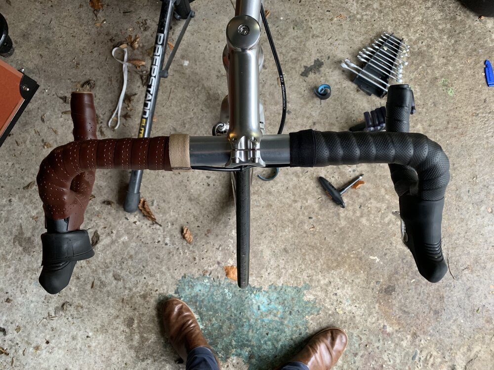 Het bruine leer vervangen door zwart rubberen stuurlint (van Brooks)